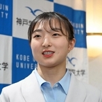 神戸学院大の入学式後に記者の質問に応じる坂本花織さん＝７日午後、神戸市中央区港島中町６、ワールド記念ホール（撮影・斎藤雅志）