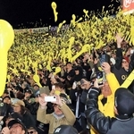 ジェット風船が再開され、歓喜する阪神ファンら＝７日夜、西宮市の甲子園球場（撮影・吉田敦史）