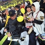 ジェット風船にポンプで空気を入れる観客＝７日夜、西宮市の阪神甲子園球場（撮影・吉田敦史）