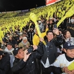 ジェット風船が再開され、歓喜する阪神ファンら＝７日夜、西宮市の甲子園球場（撮影・吉田敦史）