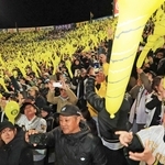 ジェット風船が再開され、歓喜する阪神ファンら＝７日夜、西宮市の甲子園球場（撮影・吉田敦史）