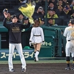 ヤクルト戦で１６奪三振を達成し、花束を贈られた阪神の才木浩人＝甲子園球場（撮影・吉田敦史）