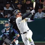 ５回裏阪神２死二塁、森下が２点本塁打を放つ（撮影・吉田敦史）