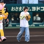 阪神-ヤクルト戦で始球式に臨むあいみょん＝甲子園球場（撮影・吉田敦史）