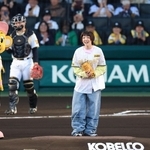 阪神-ヤクルト戦で始球式に臨むあいみょん＝甲子園球場（撮影・吉田敦史）