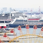 ２隻の豪華客船の入港で華やぐ神戸港＝９日午前、神戸市中央区東川崎町１から撮影