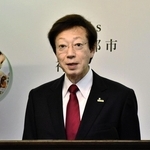定例会見で考えを述べる神戸市の久元喜造市長＝神戸市役所