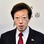 定例会見で考えを述べる神戸市の久元喜造市長＝神戸市役所