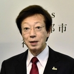 定例会見で考えを述べる神戸市の久元喜造市長＝神戸市役所