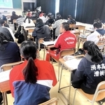 「少子高齢化による働き手不足」をテーマに小論文を書く生徒たち＝洲本高校