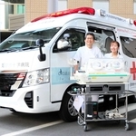 新調した新生児用のドクターカー＝姫路市下手野１、姫路赤十字病院