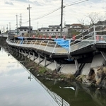 崩落した歩道＝加古川市平荘町小畑