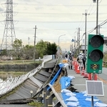 崩落した歩道＝加古川市平荘町小畑