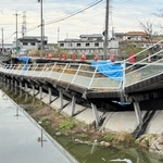 崩落した歩道＝加古川市平荘町小畑