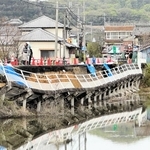 崩落した歩道＝加古川市平荘町小畑