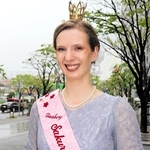 神戸を訪れた「さくらの女王」のデニーズ・ドゥッチさん＝神戸市中央区東川崎町１