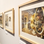 小さなネズミの大きな挑戦を描いた原画が並ぶ＝神戸ファッション美術館