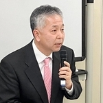 会見した兵庫維新の会の金子道仁代表＝１２日夜、神戸市内