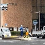 信号機が消灯した交差点＝１４日午前１１時ごろ、神戸市中央区、国際会館前交差点（読者提供）