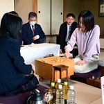 検分する福間香奈女流王位（右）と大島綾華女流二段＝１４日午後、姫路市夢前町前之庄、里湯ひととき夢乃井（撮影・中西幸大）