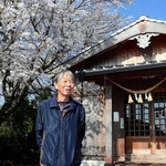 熊本地震後に再建した地域の神社の拝殿を背に、当時を振り返る東無田地区の宮永和典さん＝熊本県益城町島田