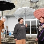 一緒に避難所生活を乗り越えた仲間たちと１０年前の出来事を語り合う吉村静代さん（右）＝熊本県益城町寺迫、益城中央小