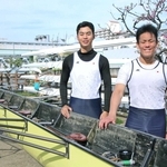 ローイングでパラリンピック出場を目指す瀬戸僚太さん（右）と森本健太郎さん。魚崎ローイングクラブの一員として西日本選手権競漕大会に出場する＝神戸市東灘区魚崎浜町