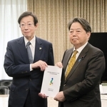 林芳正総務相に要請書を手渡す指定都市市長会長の久元喜造神戸市長（左）＝総務省