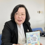 「学校がつらくても傷つく必要はない」と痛快に笑う著者の森万喜子さん＝神戸市中央区東川崎町１