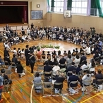 閉校した中学校跡で新たに開校した「六瀬ほしのさと小学校」。入学を祝う会では５３人の児童が輪になった＝兵庫県猪名川町笹尾