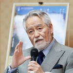 神戸市室内管弦楽団の定期公演と今後について語る鈴木秀美音楽監督＝１６日午後、神戸市中央区楠町４、神戸文化ホール（撮影・鈴木雅之）