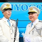 兵庫県警音楽隊を支えた松浦晴信楽長（右）と和田武司副隊長＝西宮市内