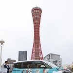 デザインが決定した神戸マラソンのサポートカー＝神戸市中央区波止場町