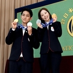 ミラノ・コルティナ冬季五輪で獲得したメダルを両手に笑顔を見せる木原龍一（左）と三浦璃来＝２月２５日、日本記者クラブ