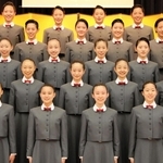 入学式を前に集合写真を撮る新入生ら＝１８日午前、宝塚音楽学校