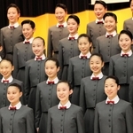 入学式を前に集合写真を撮る新入生ら＝１８日午前、宝塚音楽学校