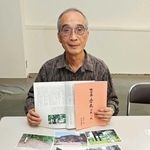 北海道で撮った写真を前に、研究の冊子を持つ石川平さん＝明石市内