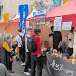 みちる旅マルシェに出店した但馬のブースに並ぶ参加者＝大阪市北区