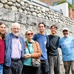 神戸ジューコム跡地の石垣前で記念撮影に納まるロバート・グリンバーグさん（左から２人目）と家族ら＝神戸市中央区山本通１