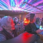 「ロマンディスコ」を楽しむ施設の利用者ら＝１９日午後、神戸市須磨区一ノ谷町３（撮影・大田将之）