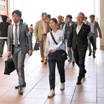 県内一斉補導で、腕章を巻いて繁華街を巡回する生田署員ら＝神戸市中央区