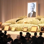 村山富市元首相のお別れの会。社民党の福島瑞穂党首（左奥）ら多くの政治家が参列した＝２０日午後、東京都千代田区