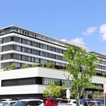 救急患者の受け入れ増などで累積赤字に転じた北播磨総合医療センター＝小野市市場町