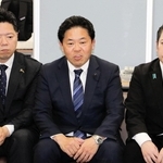 ２０２６年度の役員体制などを説明する兵庫県議会自民党議員団幹事長の北口寛人県議（中）ら＝２２日午後、県庁（撮影・井上太郎）