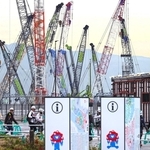 カジノを含む統合型リゾート施設（ＩＲ）を建設するため、万博跡地の隣でクレーンによる工事が進む＝大阪市此花区の夢洲