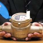 県営住宅で盗まれた水道メーターと同形のメーター＝２３日午前、姫路市役所