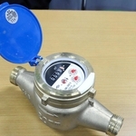 県営住宅で盗まれた水道メーターと同形のメーター＝２３日午前、姫路市役所