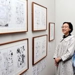 原画を前に、自身の活動を振り返るこうの史代さん＝姫路市山野井町、姫路文学館