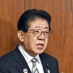 「全力を挙げて輸送の安全確保に取り組む」と語る金子恭之国土交通相＝２４日午前、東京・永田町