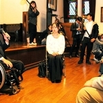 母校・同志社大で講演後、学生の質問に答える林浩輝さん（左端）＝京都市上京区